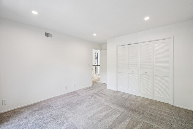 Building Photo - Luxury 3-Level Townhome in Highly Desirable Sharon Heights Neighborhood