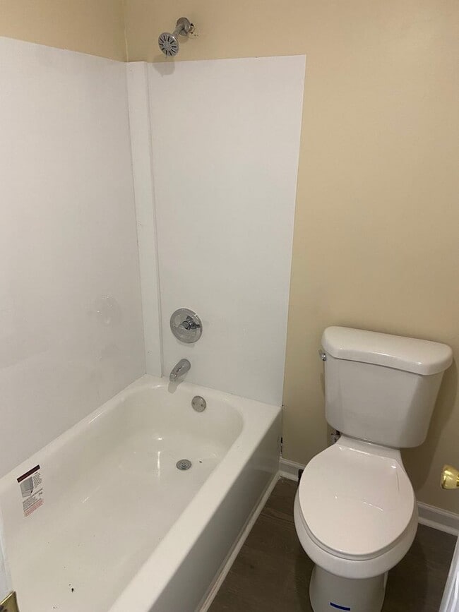 Building Photo - **UPCOMING**3 BEDROOM  / 1 BATHROOM HOUSE ...