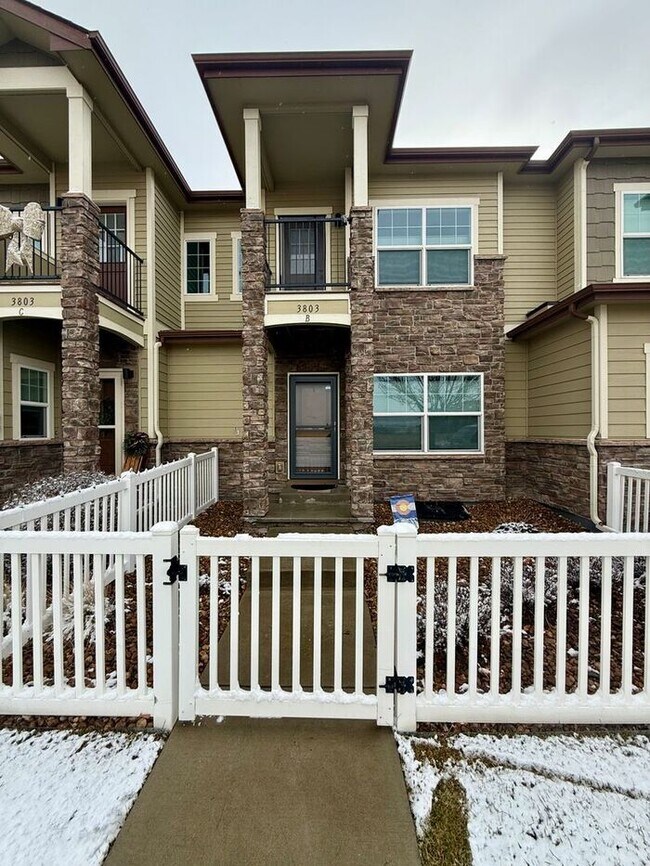 Building Photo - This townhome-style condo truly has it all!