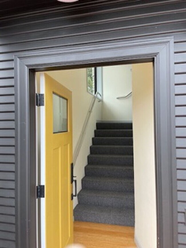 Building Photo - Please call Shami at (415) 225-2543 to sch...