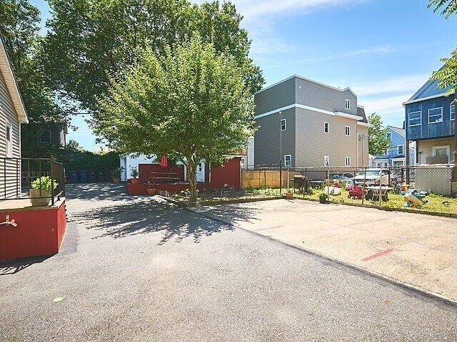 Building Photo - 73 Oak St