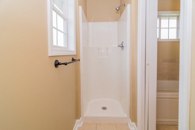Building Photo - 3 Bedroom, 2 Bath Home in Valley View with Privacy Fenced in Backyard! June move in!!