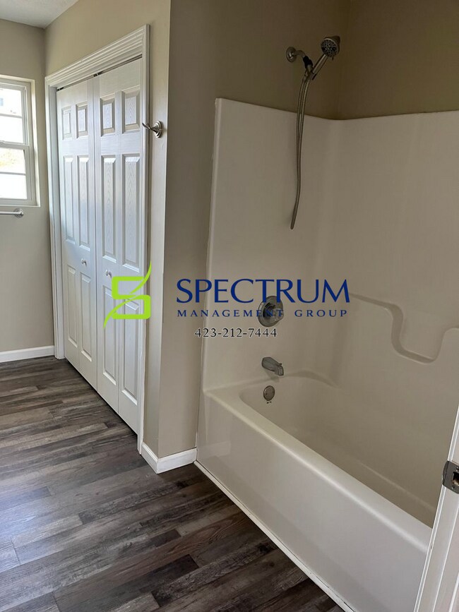 Building Photo - 3 bedroom 2 bath single family home