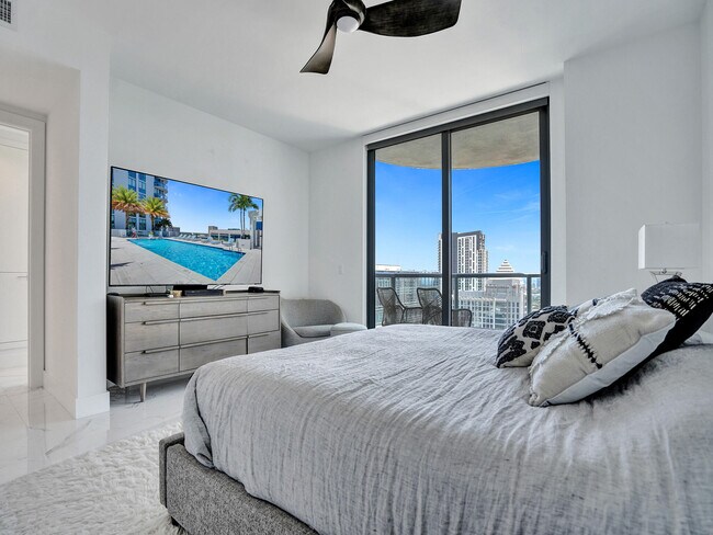 Building Photo - 100 E Las Olas Blvd