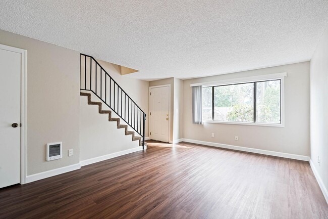 Building Photo - Clean, spacious 2-bdrm/1.5-bath unit in Milwaukie. Private patio, quiet location, designated parking
