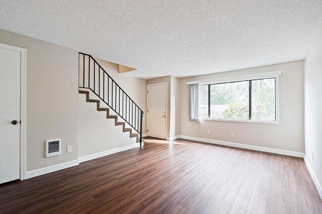 Building Photo - Clean, welcoming 2-bdrm/1.5 bath unit in Milwaukie. Private patio, quiet location, designated par...