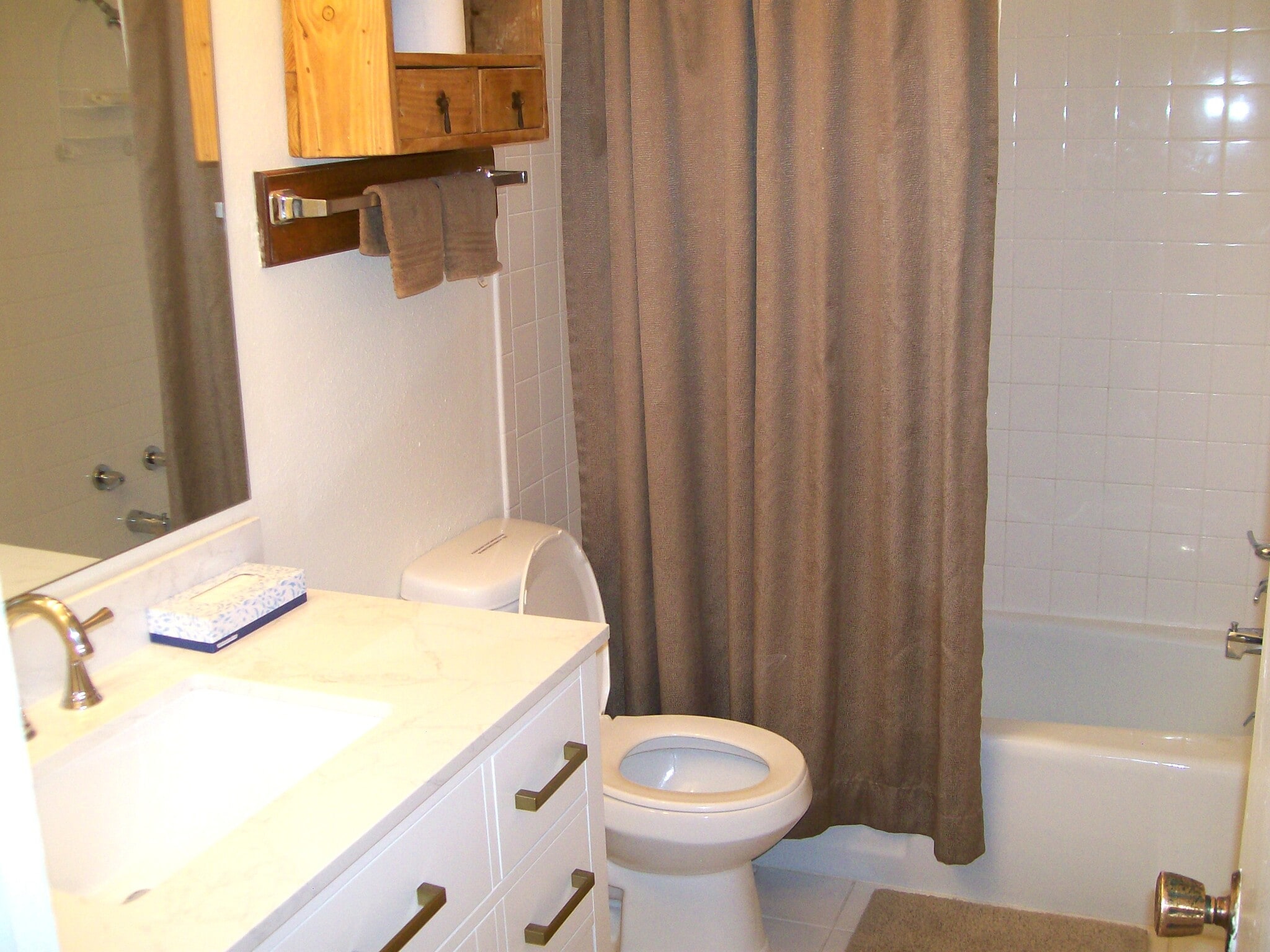 Building Photo - 835 E Hyman Ave