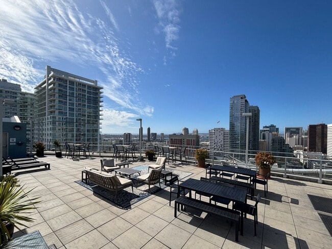 Building Photo - Gorgeous Studio W/ W/D, A/C, Balcony, Rooftop Deck, Gym, Jacuzzi with City views!!