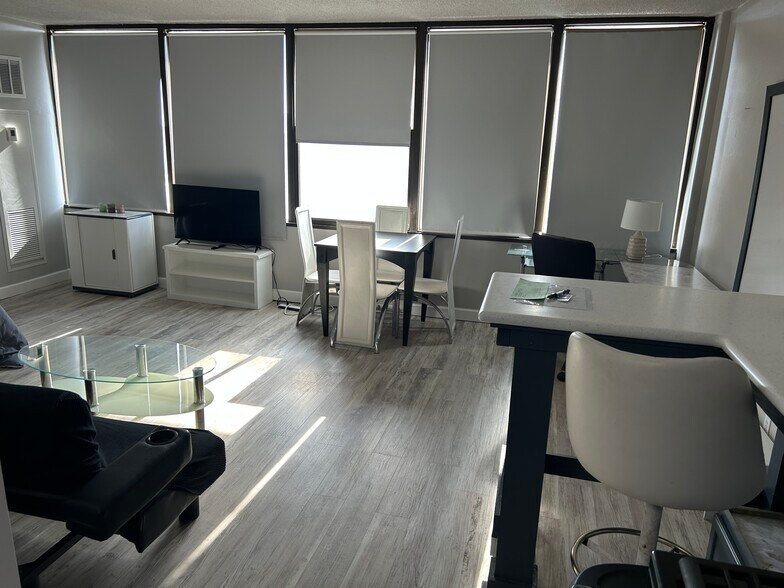 Building Photo - 410 W 7th St