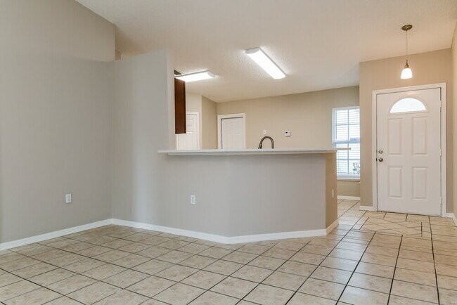 Building Photo - 65 Reeding Ridge Dr W