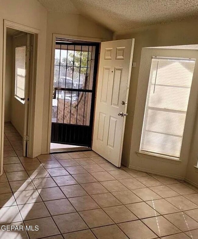 Building Photo - 910 Destello Rd