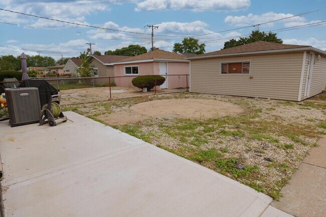 Building Photo - 5047 S Leclaire Ave