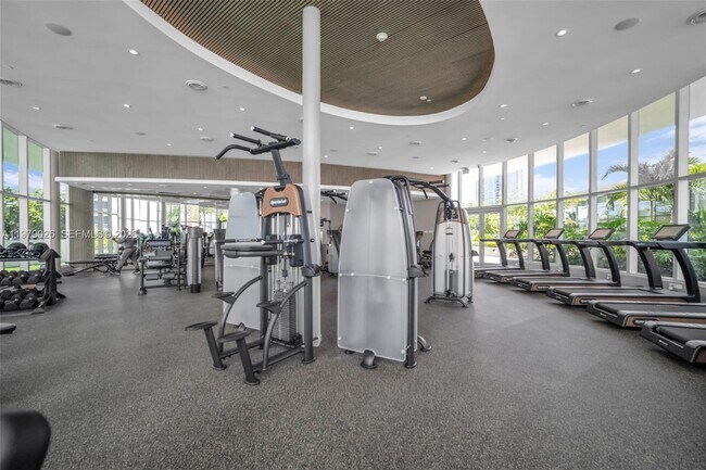 Building Photo - 700 NE 24th St