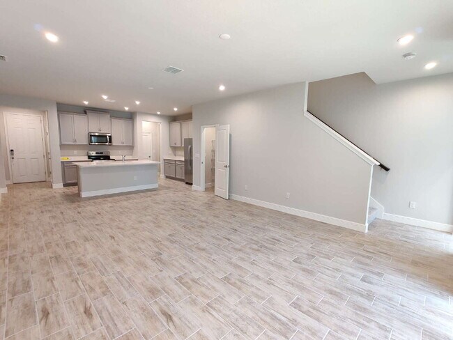 Building Photo - Beautiful 3-Bedroom Townhome in Gated Avea Pointe