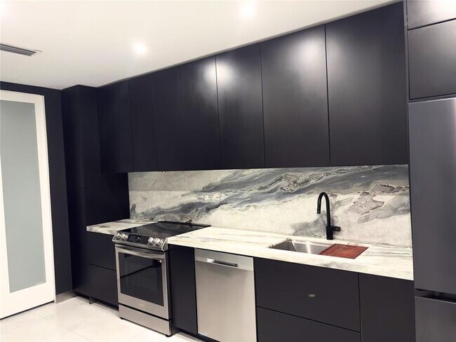 Building Photo - 751 Hollywood Blvd