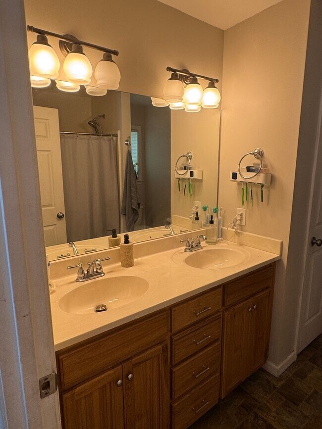 Building Photo - Country living on the outskirts of Nashville with 4 large beds, 2 baths, a bonus room and over an...