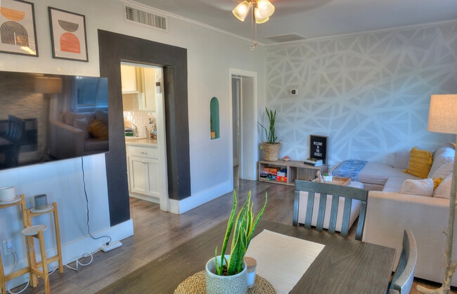 Building Photo - 1522 E Pierce St