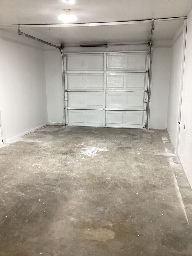 Building Photo - Newly Renovated 3 Bed House!