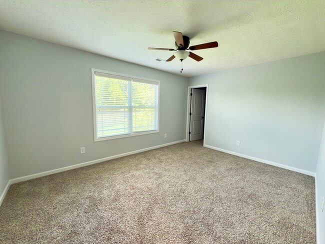 Building Photo - 532 Larkspur Dr