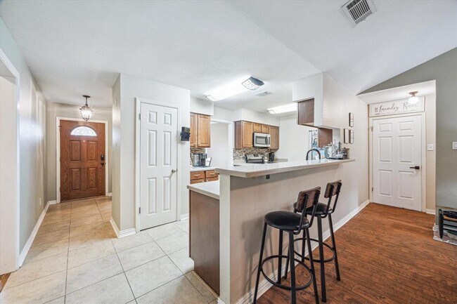 Building Photo - 6227 Creekside Ln