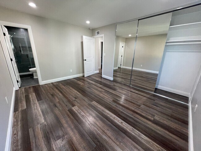 Building Photo - 3 Bedroom 2 Bathroom Home in Huntington Beach with Air Conditioning