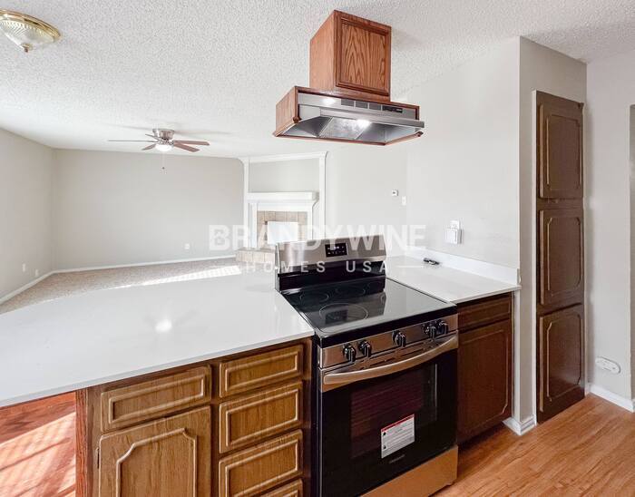 Building Photo - 553 Edwards Dr