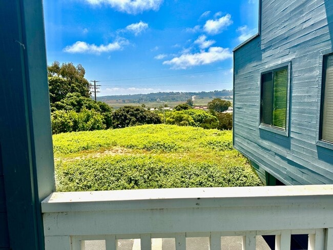 Building Photo - FOR RENT: 2Bd/1.5Ba Upgraded Townhome In T...