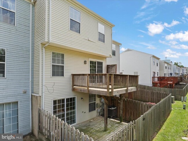 Building Photo - 303 Mayfair Pl
