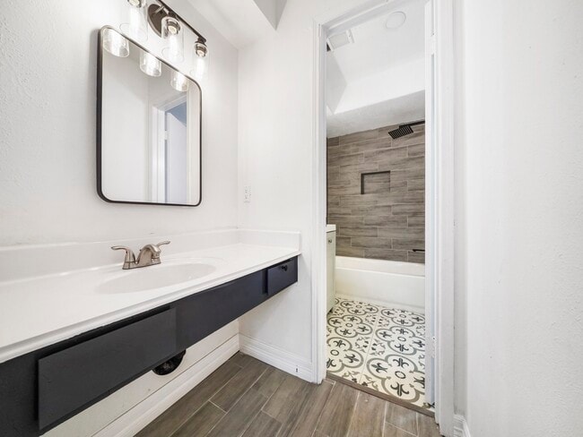 Building Photo - 1610 Crestdale Dr