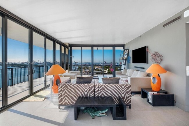 Building Photo - 1000 Venetian Way