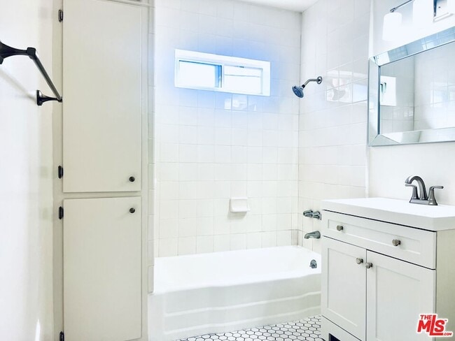 Building Photo - 2401 Beachwood Dr