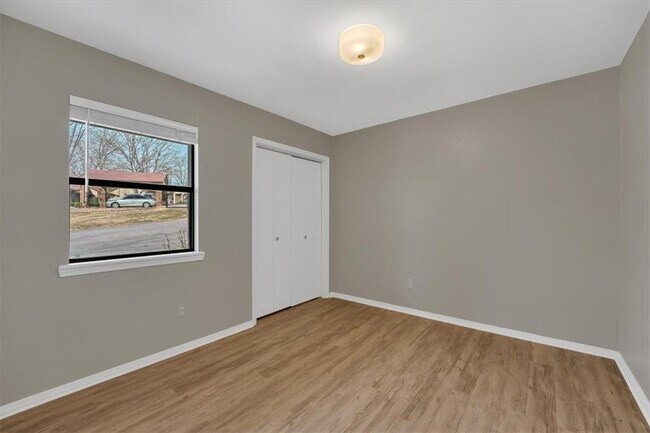 Building Photo - 5 Yates Ln