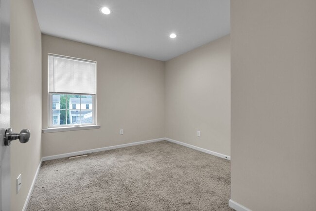 Building Photo - Modern 3-Bed Townhome on Quiet Cul-de-Sac ...