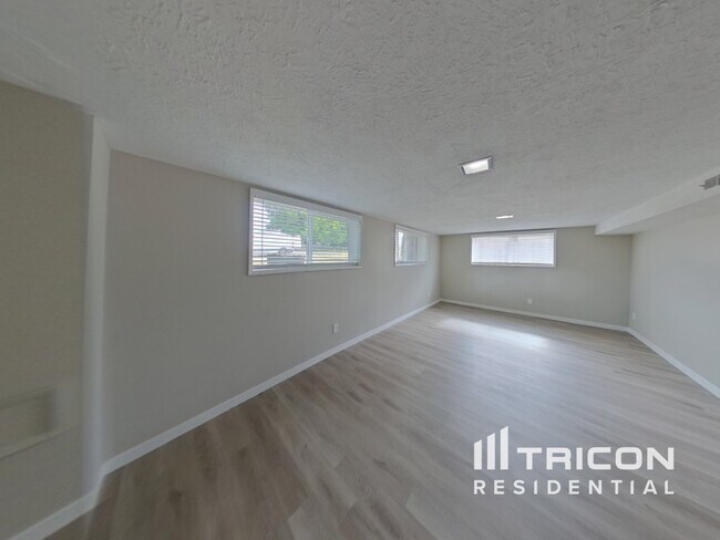 Building Photo - 4201 NE 51st St