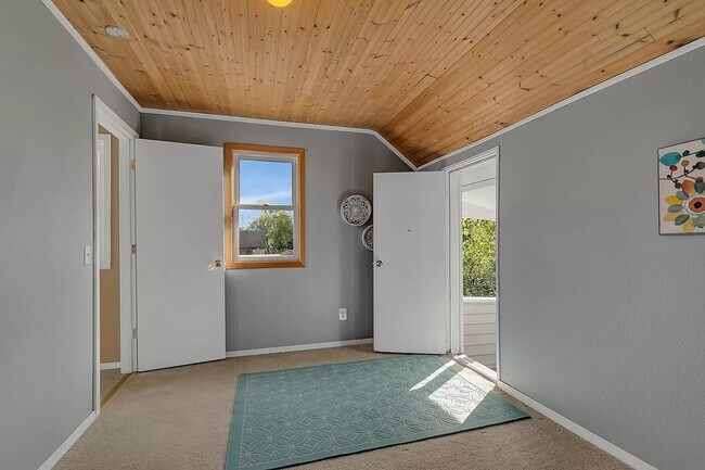 Building Photo - 320 9th Ave N