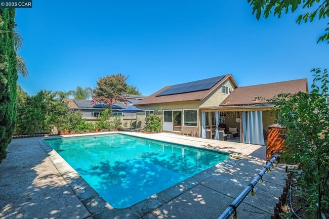 Building Photo - 557 Alameda Dr