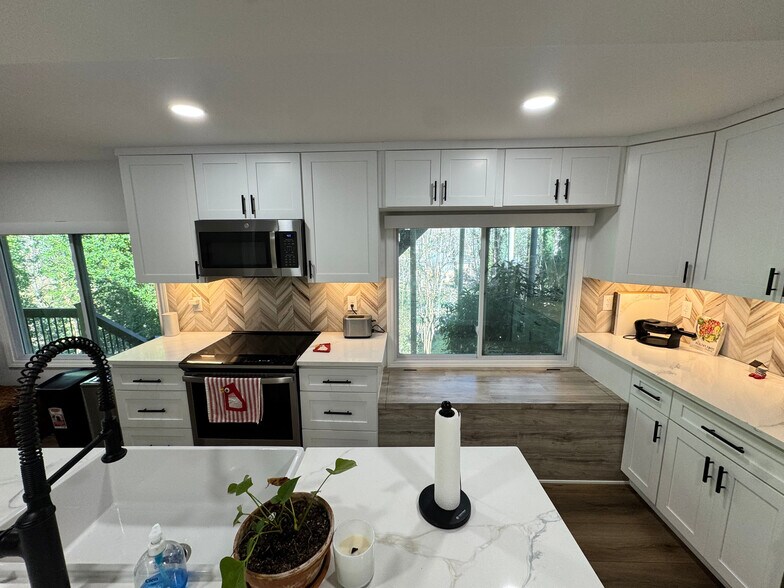 Building Photo - Room in Apartment on Wynfair Dr