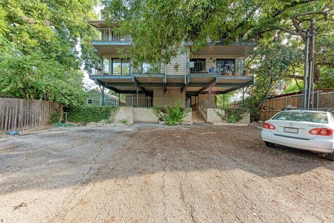 Building Photo - 806 W 17th St