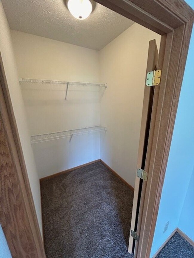 Building Photo - 1 Bedroom Apartment with Garage!