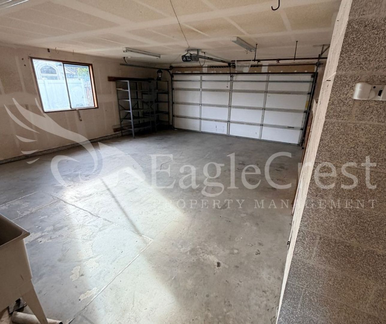 Building Photo - Thoughtfully Designed 3 Bedroom 2 bathroom Home with Open Kitchen and Private Deck