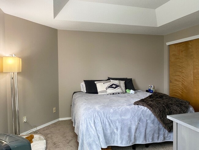 Building Photo - Lovely updated Bethany home