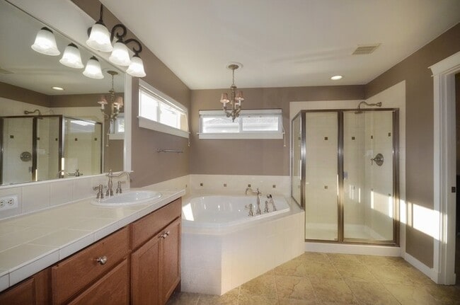 Building Photo - Elegant 4BR Murray Franklin Home in Fernwood Hills | EV Charger | Northshore Schools