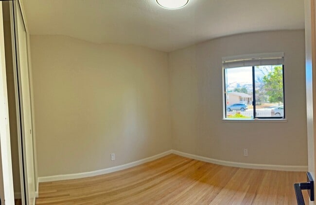 Building Photo - Beautiful Updated 3 Bedroom, 2 Bathroom Sa...