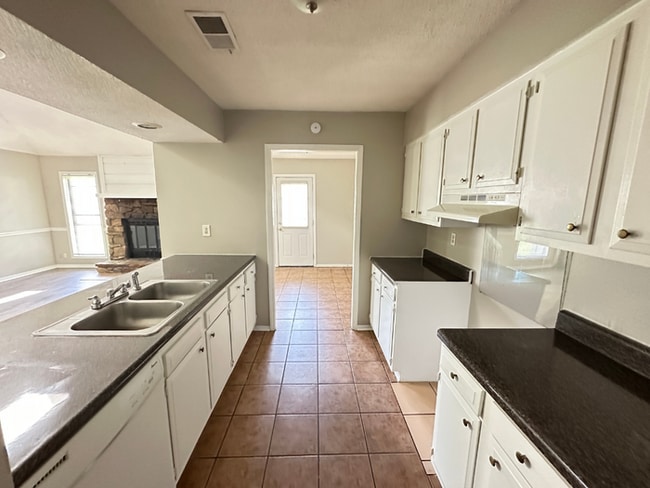 Building Photo - Charming 3BR/2BA Near Southwind | Soaring Vaulted Ceilings, Rustic Fireplace & Garage