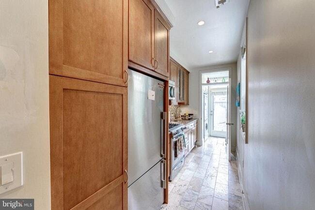 Building Photo - 602 14th Pl NE