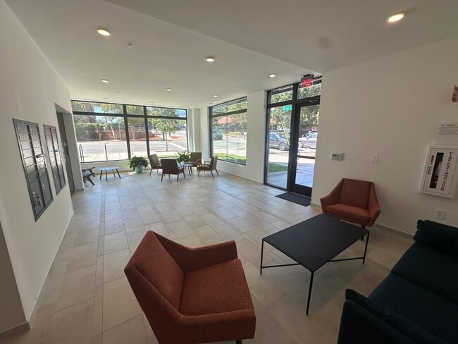 Building Photo - 615 W Peace St