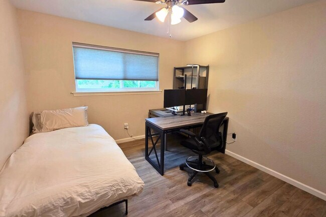 Building Photo - 1810 San Sebastian Ln