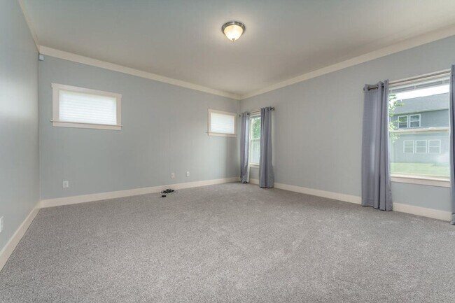 Building Photo - 4 Bedroom Home in Applegate Trails