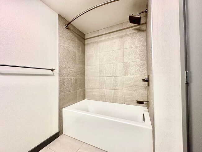 Building Photo - 1bd/1ba Kirkland Condo
