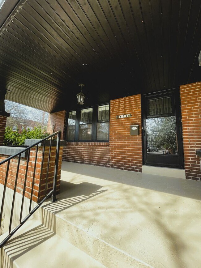 Building Photo - AVAILABLE NOW - Beautiful corner house in Webster Groves across the street from Avery Elementary!